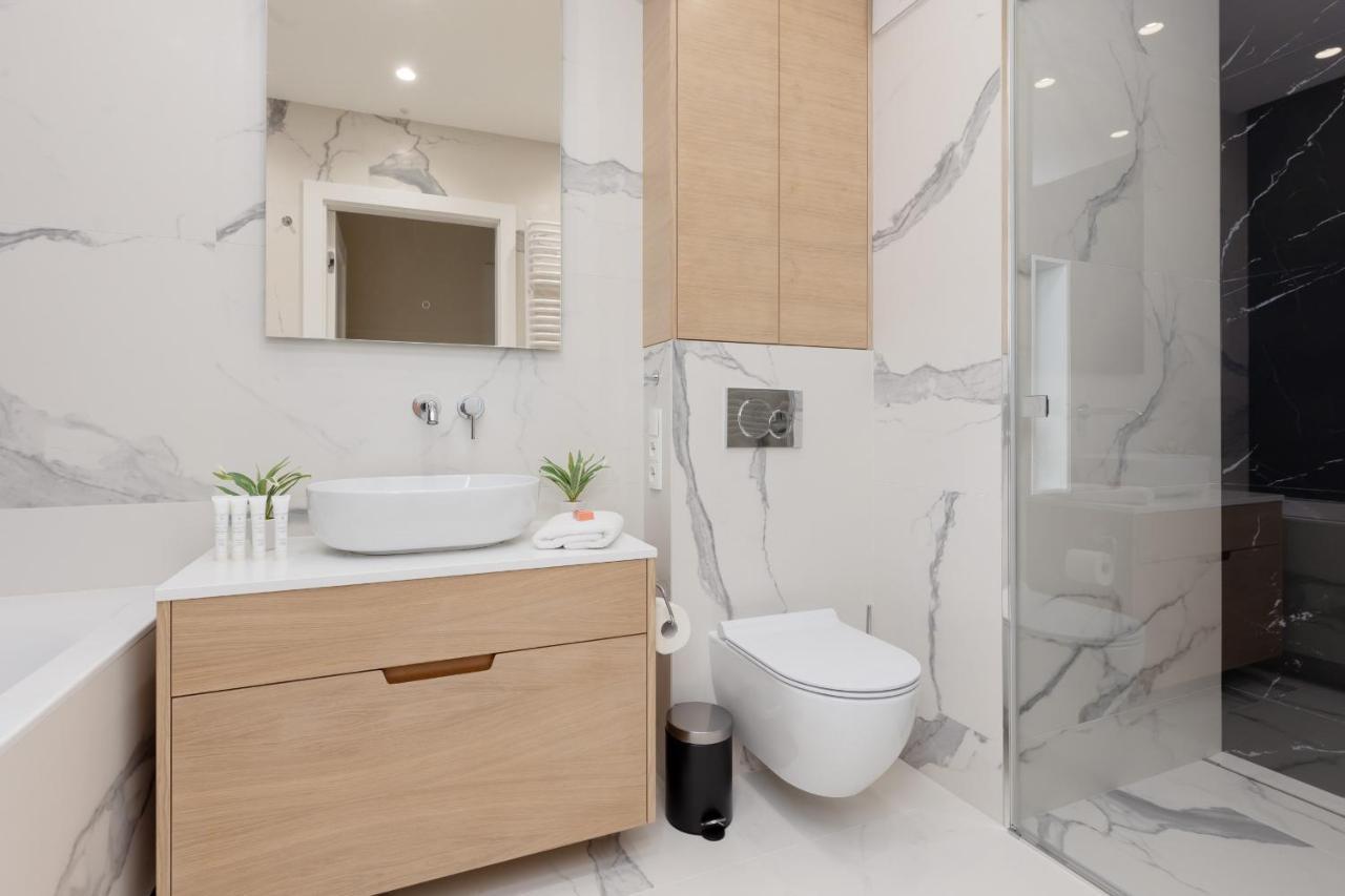 Апартаменти Deluxe Wronia 45 With Ac, Parking & Balcony By Renters Prestige
